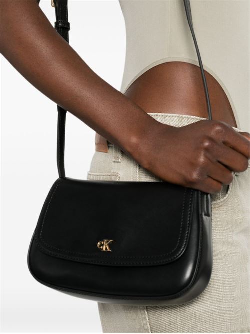 Borsa donna Calvin Klein camera bag nera con patta e monogramma Calvin Klein | LV04F3421GUB1